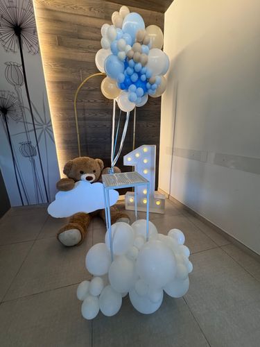 Allestimento Primo Compleanno Bimbo Azzurro – Orsetto, Palloncini e Tavolo Invitati Coordinato