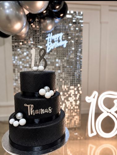 18° Compleanno Thomas | Allestimento Nero e Argento con Palloncini e Shimmer Wall