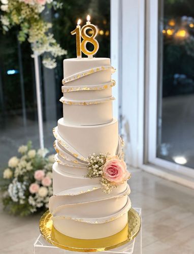 18° compleanno di Denise scenografia floreale bianca e rosa, numero 18 luminoso, candele, torta, tableau a specchio e dettagli personalizzati. Un diciottesimo elegante e raffinato firmato
