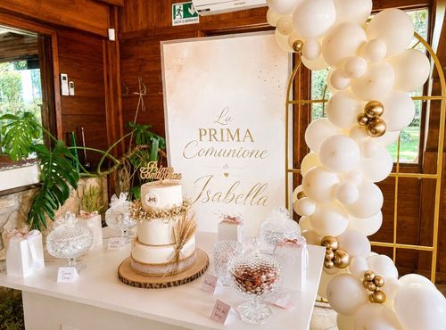 Prima comunione Isabella 
Allestimento Elegante Bianco e Oro con Palloncini