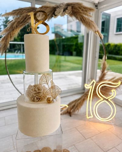 Allestimento 18° compleanno elegante con pampas, oro