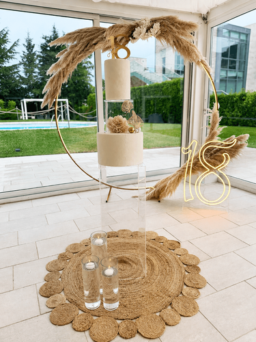 Allestimento 18° compleanno elegante con pampas, oro