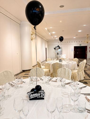 18° Compleanno Thomas | Allestimento Nero e Argento con Palloncini e Shimmer Wall