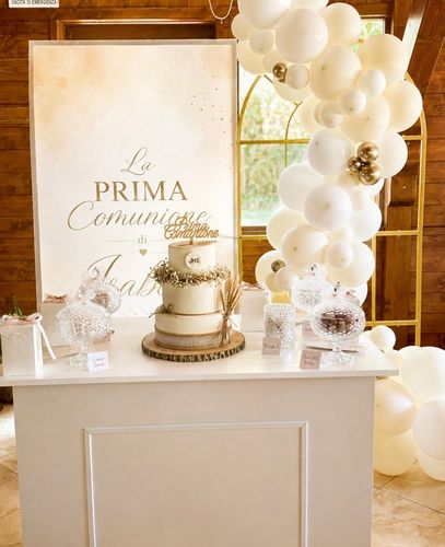 Prima comunione Isabella 
Allestimento Elegante Bianco e Oro con Palloncini