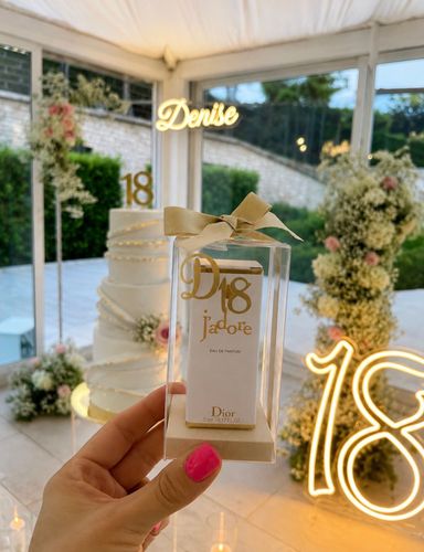 18° compleanno di Denise scenografia floreale bianca e rosa, numero 18 luminoso, candele, torta, tableau a specchio e dettagli personalizzati. Un diciottesimo elegante e raffinato firmato