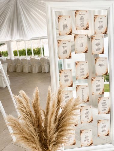 Allestimento 18° compleanno elegante con pampas, oro