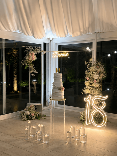 18° compleanno di Denise scenografia floreale bianca e rosa, numero 18 luminoso, candele, torta, tableau a specchio e dettagli personalizzati. Un diciottesimo elegante e raffinato firmato