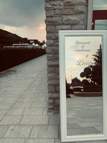18° compleanno di Denise scenografia floreale bianca e rosa, numero 18 luminoso, candele, torta, tableau a specchio e dettagli personalizzati. Un diciottesimo elegante e raffinato firmato