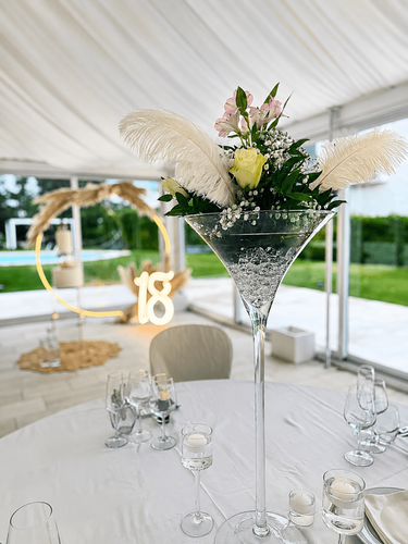 Allestimento 18° compleanno elegante con pampas, oro