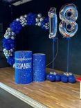 Allestimento 18 Anni Blu e Argento – Balloon Arch Moderna con Numero e Cilindri Personalizzati