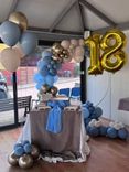Allestimento 18 Anni Elegante con Balloon Arch Blu e Oro – Decorazione Luxury con Numero 18 Gigante e Sweet Table