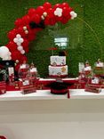 Allestimento Laurea Rosso Nero e Oro – Balloon Arch con Green Wall e Sweet Table Elegante