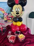 Allestimento Primo Compleanno Tema Topolino – Sweet Table Mickey Mouse con Balloon Art Colorata e Numero 1 Gigante