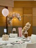Allestimento Elegante Rosa Cipria e Oro – Balloon Arch Organico con Struttura Circolare e Gift Table