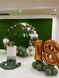 Allestimento 18 Anni Elegante Verde Salvia e Oro Rosé – Balloon Arch Organico con Backdrop Green Wall