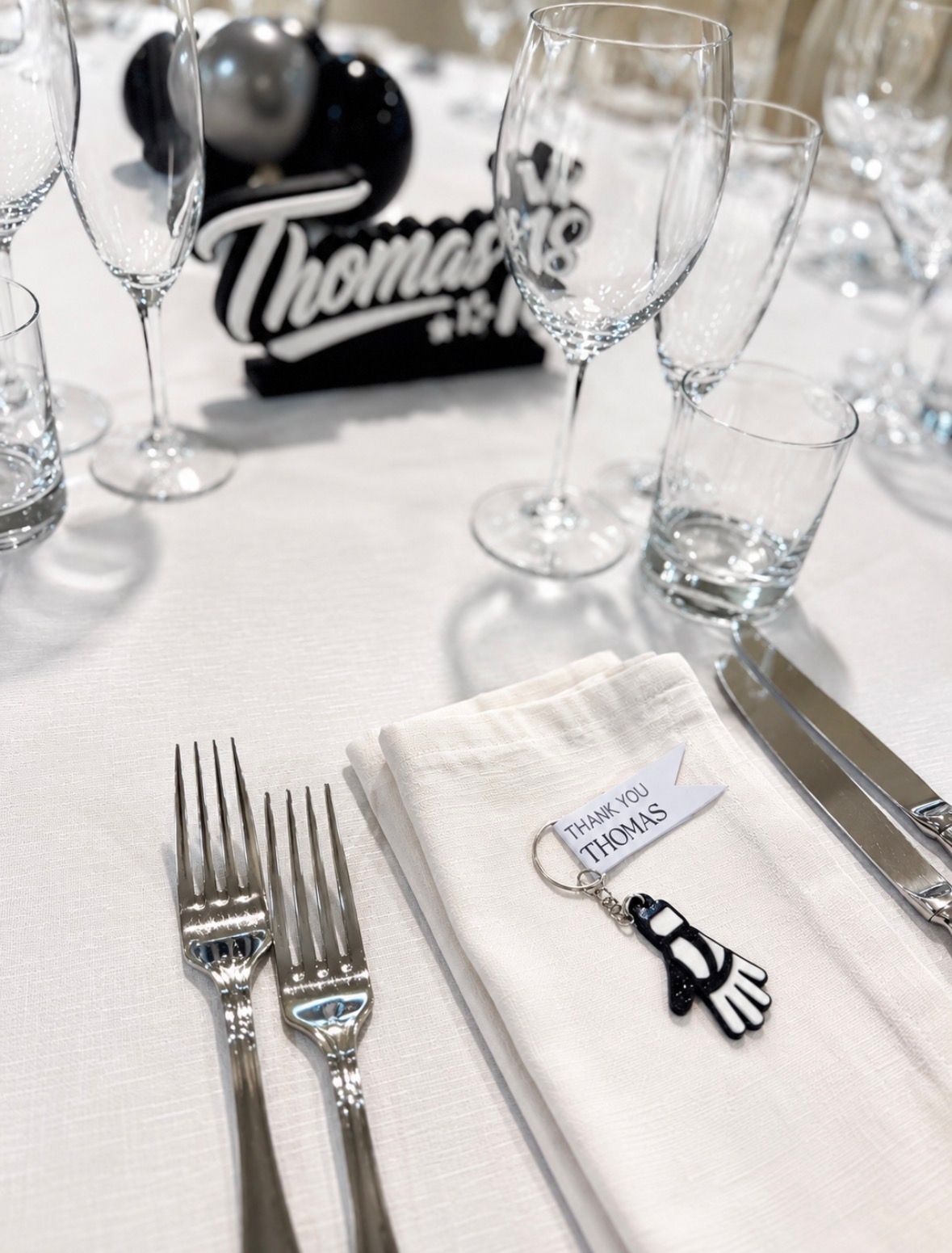 18° Compleanno Thomas | Allestimento Nero e Argento con Palloncini e Shimmer Wall