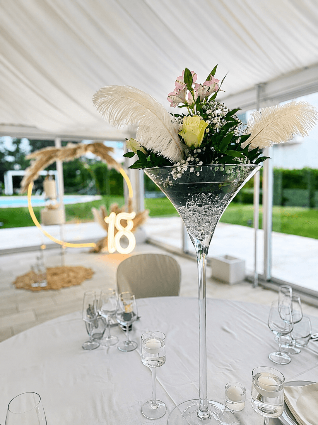 Allestimento 18° compleanno elegante con pampas, oro